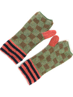 ウールネップを使った
突起で親指を再現しているハンドウォーマー